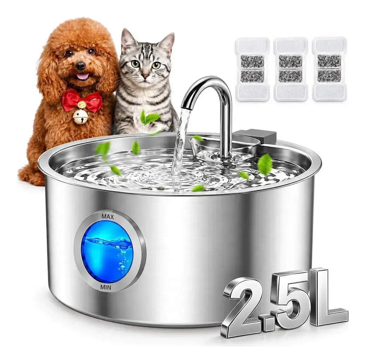 Fonte cilíndrica de aço inox com bica em torneira derramando água, janela azul de nível MAX/MIN e selo 2,5 L, com poodle e gato ao fundo e três filtros ao lado