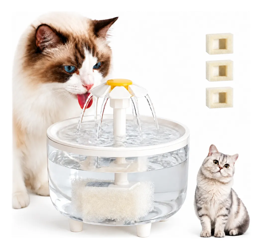 Fonte de plástico transparente com bico em flor amarelo-branco de onde caem vários filetes de água, bomba e filtro visíveis dentro, com dois gatos e três filtros ao lado