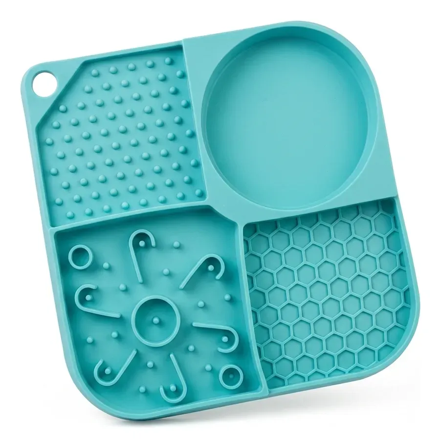 Tapete quadrado de silicone azul-turquesa dividido em quatro texturas: nodos, bowl liso, labirinto e colmeia, com furo para pendurar