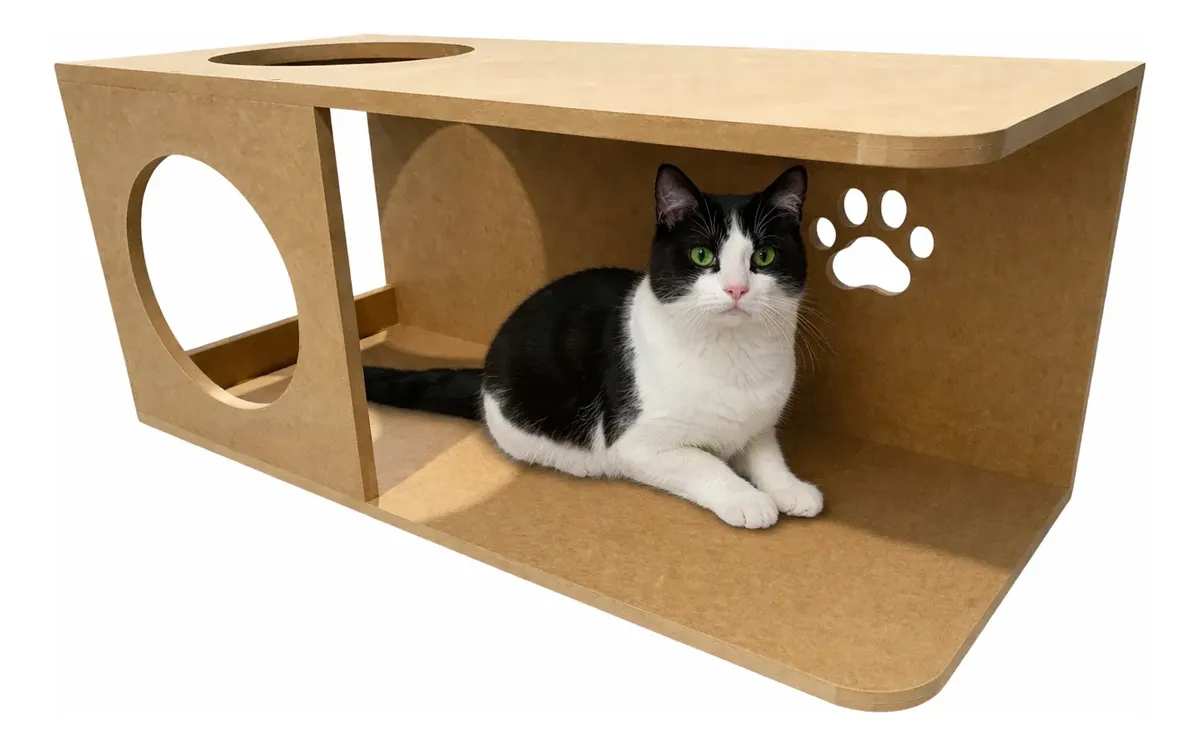 Nicho retangular de MDF claro com duas aberturas redondas e um gato preto e branco deitado dentro