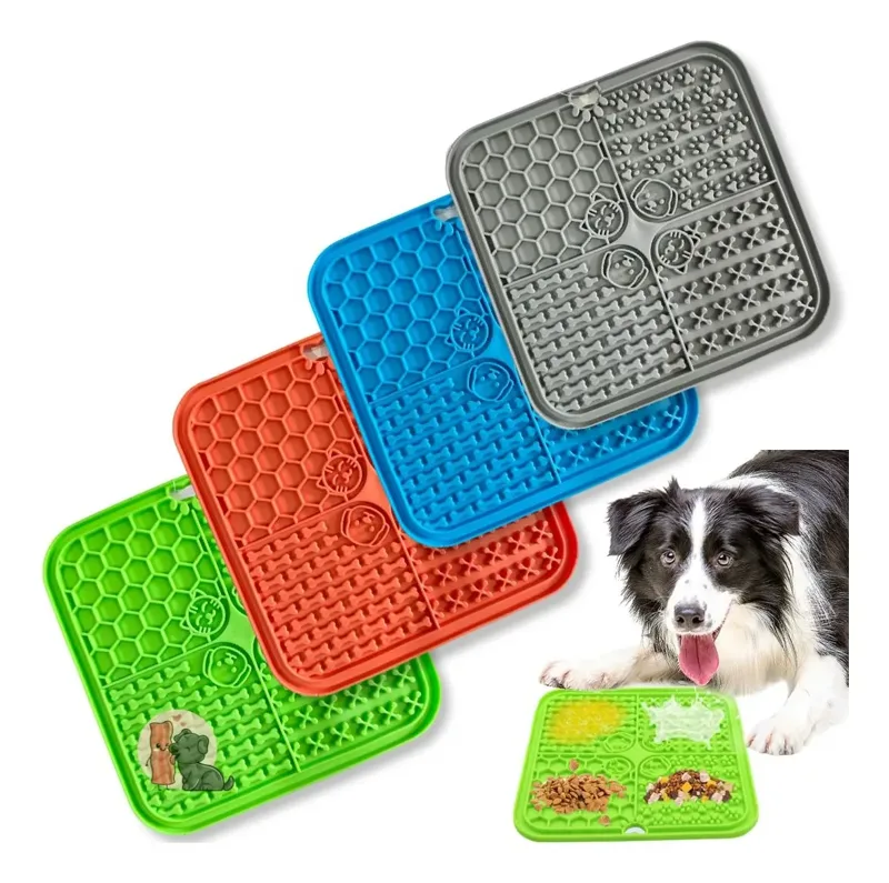 Tapetes de lamber de silicone quadrados com relevos, em verde, laranja, azul e cinza, ao lado de um cão border collie