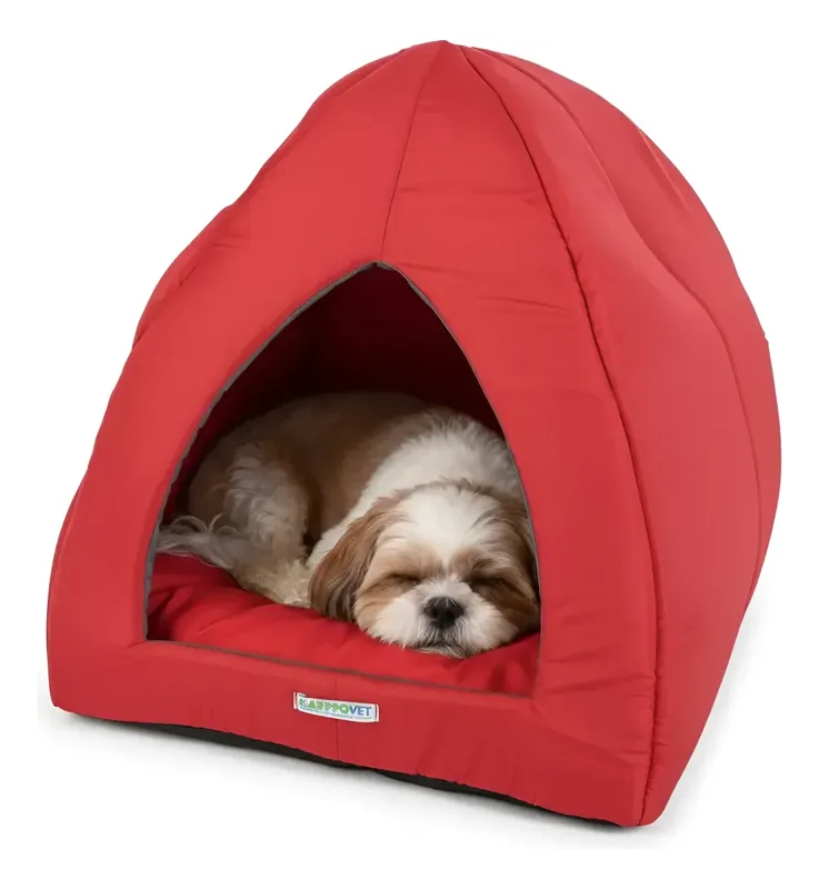 Toca iglu vermelha em formato de cabana com almofada interna, com um cãozinho shih-tzu deitado dentro