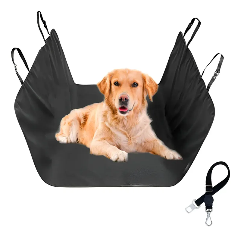 Capa preta instalada no banco traseiro com um golden retriever deitado e, ao lado, o cinto de segurança para pet